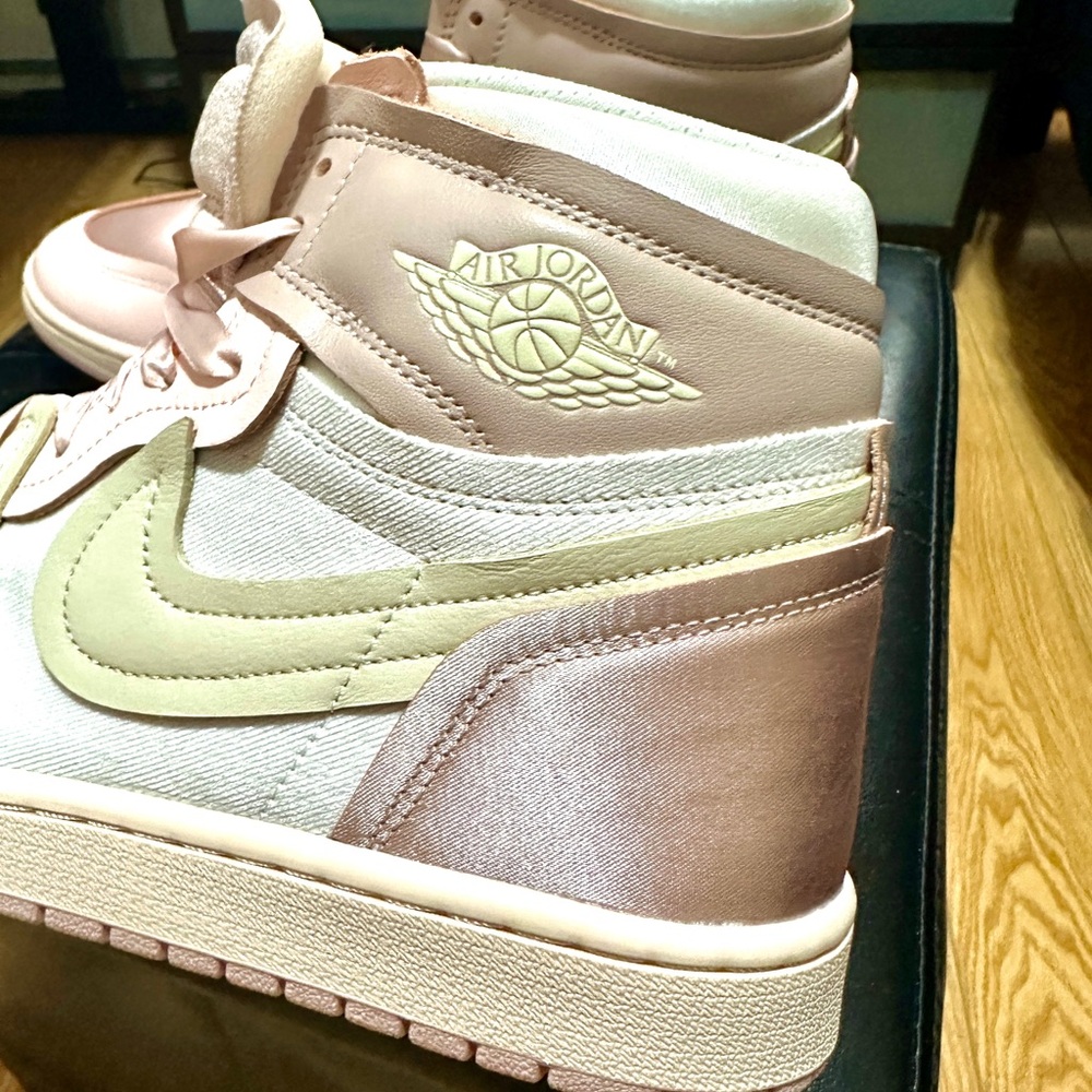Nike Air Jordan 1 Mid SE Pink Satin Pastel W 11.5 / M 10 - Picture 4 of 8